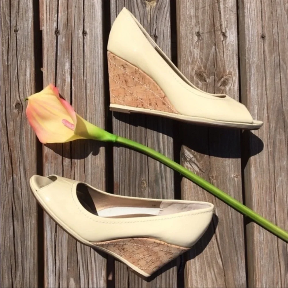 𝅺VANELI Phoebe patent peep toe cork wedge heels size 8
